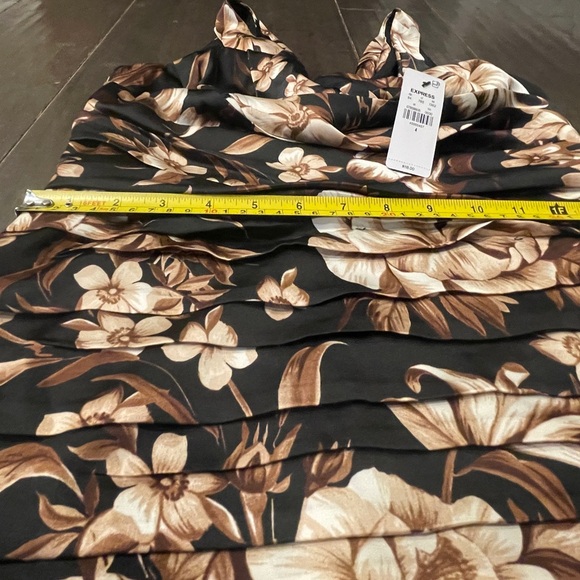 Express Elegant Ruched Floral Midi Dress- Black, Brown & Beige. size 4. Org $118 - Picture 6 of 10